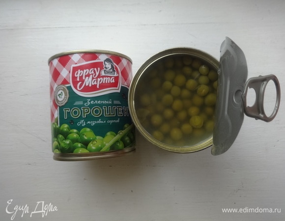 Открыть консервированный зеленый горошек ТМ «Фрау Марта». Необходимое количество горошка положить на сито и дать стечь жидкости.