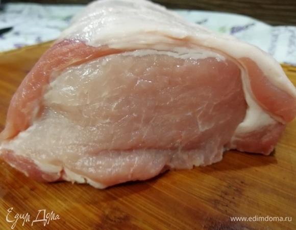 Возьмем ровный по толщине кусок свиного карбоната, помоем и обсушим его.