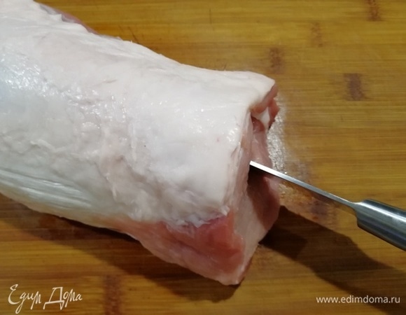 Плоский длинный нож вставим в центре куска и несколько раз провернем его вокруг своей оси. Эту процедуру проделаем с двух сторон. У нас получится ровный надрез, в который мы положим начинку.