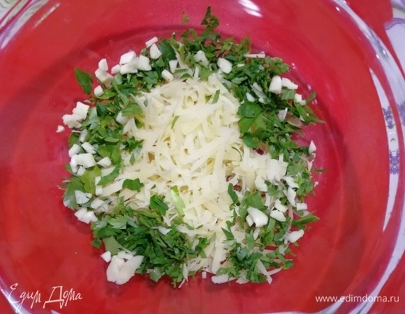Для нанки натрем сыр, нарежем петрушку и чеснок.