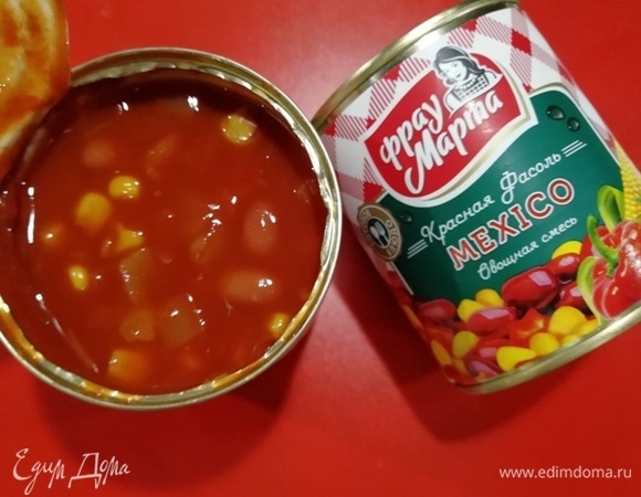 В отдельную емкость сольем жидкость из-под овощной смеси по-мексикански ТМ «Фрау Марта». Жидкость нам понадобится для глазирования, овощная смесь в начинку.