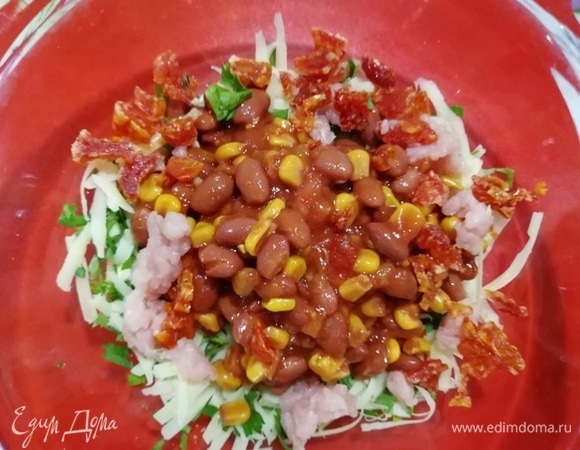 Добавляем в миску овощную смесь, вяленые томаты и мясо, которое вынулось из центра карбоната.