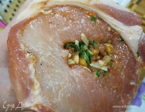 Утрамбовываем начинку плотно в кусок карбоната.