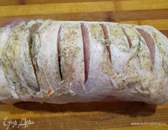 Со стороны жира делаем надрезы. Солим и перчим мясо со всех сторон, можно добавить любимые специи.