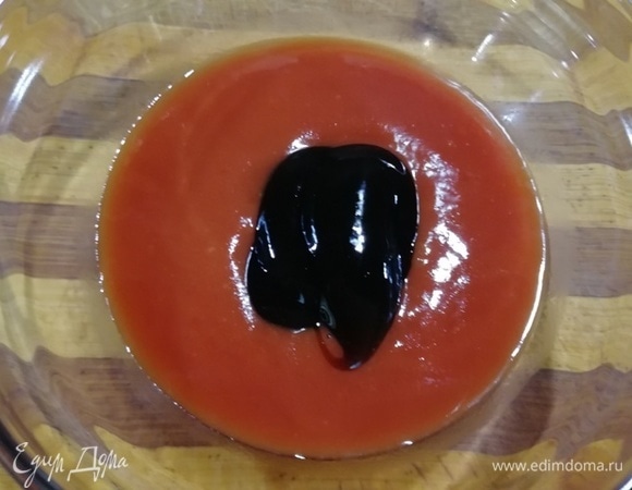 Пока мясо запекается приготовим глазурь. Смешаем жидкость из-под овощной смеси и соус терияки.