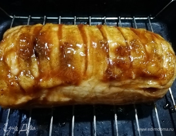 Вынимаем мясо из духовки, смазываем глазурью. Мясу надо будет запекаться 30–35 минут, за это время еще 3 раза его необходимо смазать глазурью.