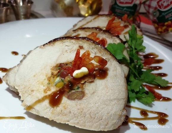 Подаем мясо, украсив вялеными помидорами и полив оставшейся глазурью.