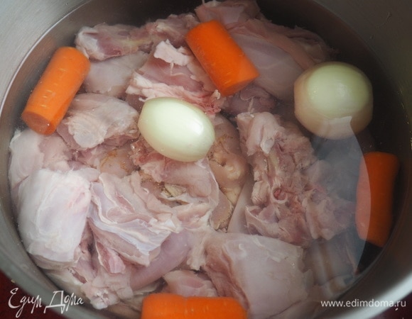 Кролика разделываем и режем на кусочки. Лук и морковку чистим. Заливаем все холодной водой в большой кастрюле и ставим варить.
