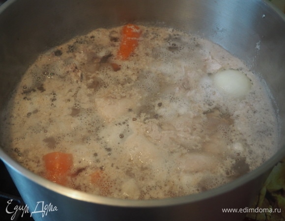 Варим на медленном огне около 4–5 часов. Появляющуюся пену снимаем шумовкой. Через 1 час можно немного посолить и добавить специи.