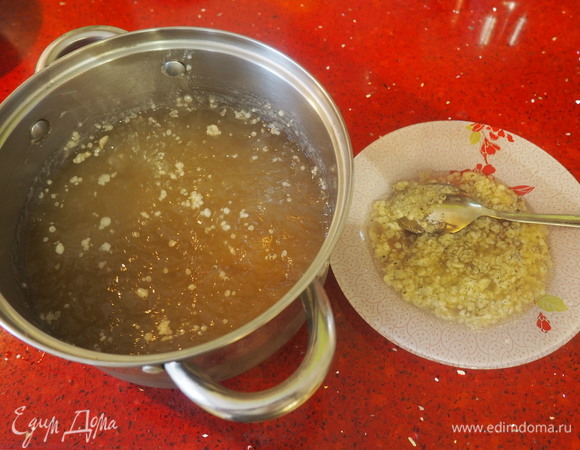 Ложкой удаляем жир с поверхности.