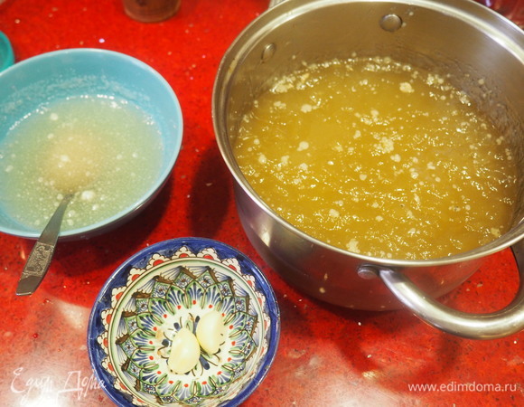 Желатин замачиваем в кипяченой воде.