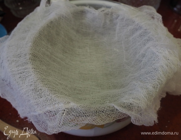 Соединяем бульон с размешанным желатином. Прогреваем на газу без кипячения и процеживаем все через марлю.