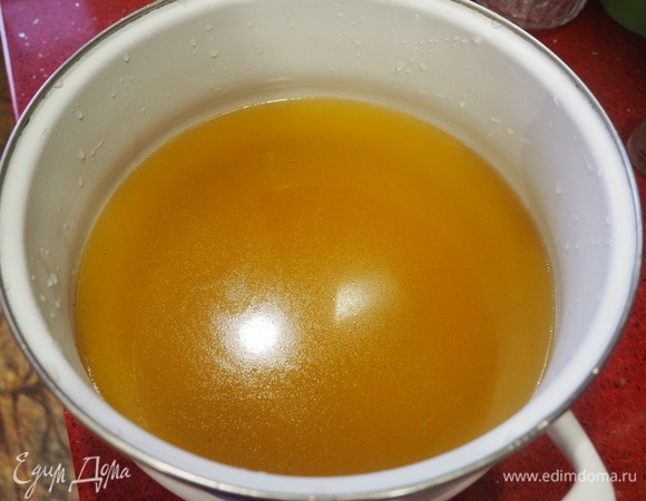 В чистый бульон трем два зубчика чеснока. Мясо кролика отделяем от костей и прокручиваем в мясорубку. Можно порезать мелко ножом.