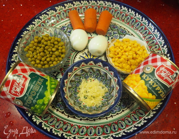 Для украшения берем отварную морковь, крутое яйцо, кукурузу, горошек.