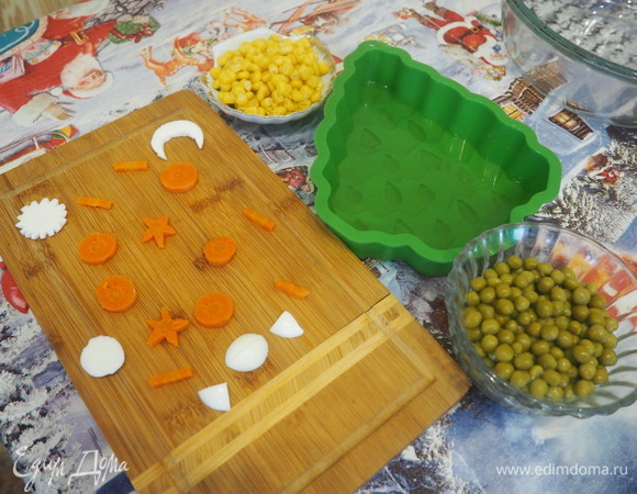 Вырезаем из овощей и яичного белка разные фигурки. Можно просто порезать на кубики.