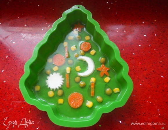 Застывший нижний слой покрываем мясом и убираем снова на холод.