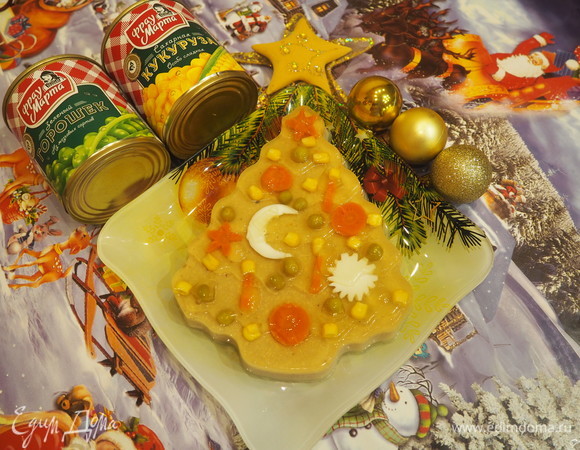 Готовый холодец переворачиваем на красивое блюдо. Украшаем в честь праздника. Подаем с хорошим настроением. Приятного всем аппетита.