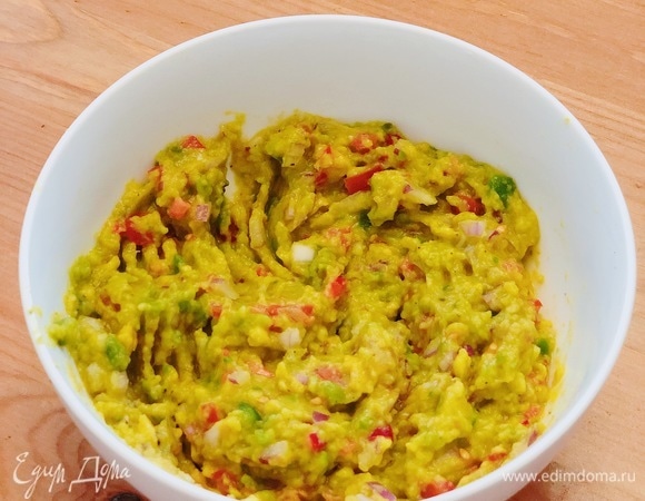 Добавить сок половины лимона, добавить соль и перец по вкусу. Все перемешать.