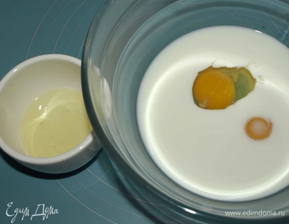 Отмеряем 200 мл молока. Одно яйцо — отделяем желток от белка. От белка отделяем 2 ч. л.