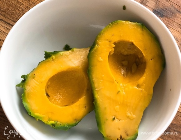 Авокадо почистить и размять вилкой.