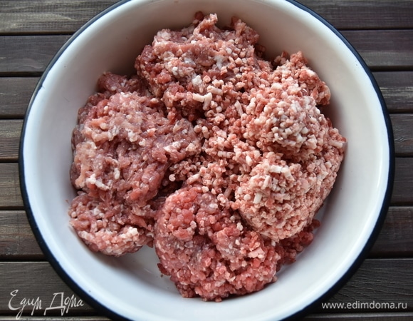 Фарш для чучвары можно приготовить из смеси разного вида мяса. Предпочтительнее использовать смесь говядины и баранины.