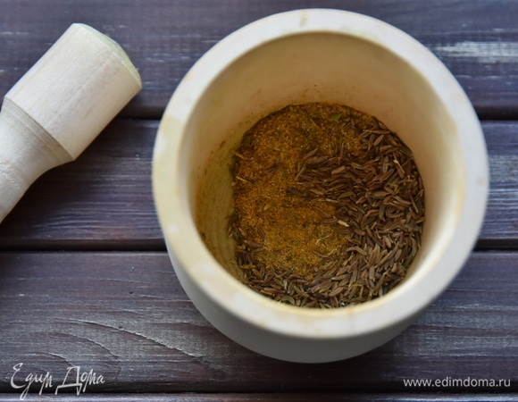 В качестве приправы для фарша лучше использовать целые зерна кориандра, зиры, черного перца, хлопья паприки и горького перца. Вместе с солью перетереть их в ступке до порошкообразного состояния.