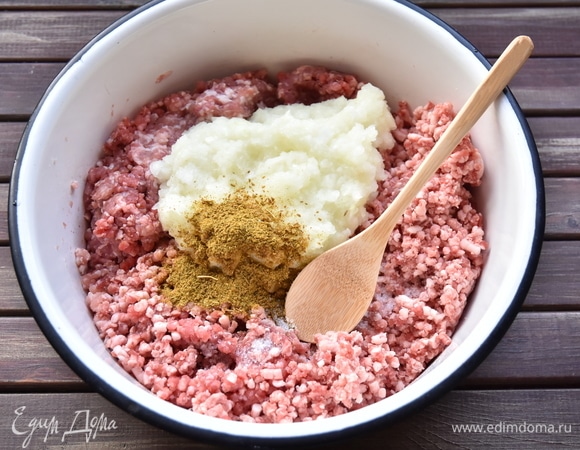 Измельчить репчатый лук. Добавить в фарш вместе с смесью из специй. Фарш хорошо вымесить и отбить.