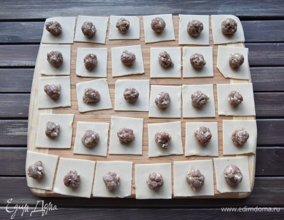 На каждый квадратик выложить подготовленный фарш.