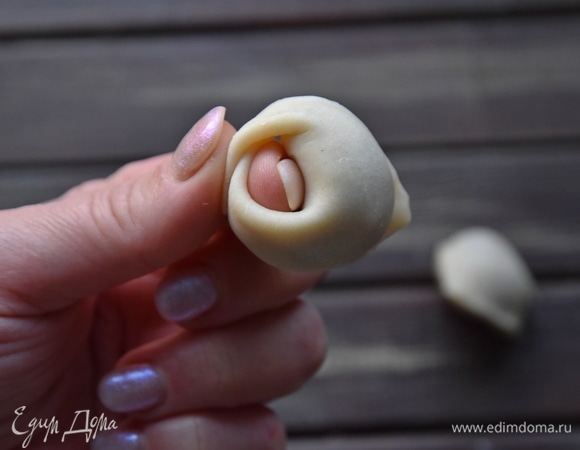 Края закрепить между собой, обернув их вокруг указательного пальца. Таким образом использовать все тесто и подготовленный фарш. Из одной порции теста получается примерно 60–63 шт.