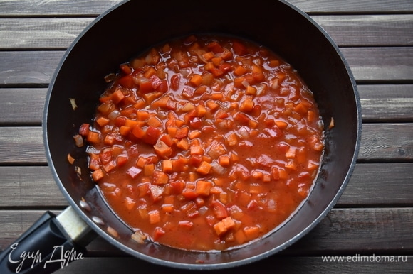 Для соуса обжарить в сковороде на растительном масле нарезанные кубиком морковь, болгарский перец и лук. Добавить томатную пасту, влить немного бульона и тушить минут 5. Посолить.