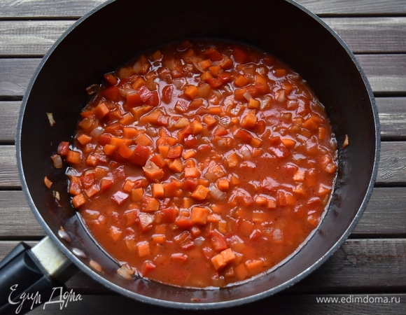 Для соуса обжарить в сковороде на растительном масле нарезанные кубиком морковь, болгарский перец и лук. Добавить томатную пасту, влить немного бульона и тушить минут 5. Посолить.
