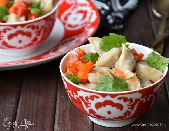 Чучвару сварить в подсоленном мясном бульоне или воде, как обычные пельмени. В пиалу выложить овощной соус, а сверху — чучвару с бульоном. Подавать, посыпав зеленью.