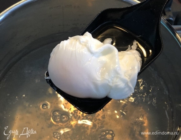 Чтобы получить жидкий желток, варите яйца 2–2,5 минуты, если более крепкий — 3–4 минуты.