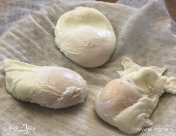 Выложите яйца на бумажное полотенце, чтобы стекла лишняя вода.