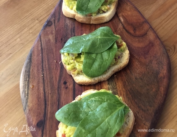 Добавьте несколько листочков шпината.