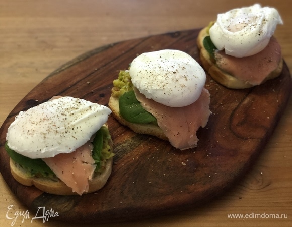 Выложите яйца и посыпьте тосты свежемолотым перцем Приятного аппетита!