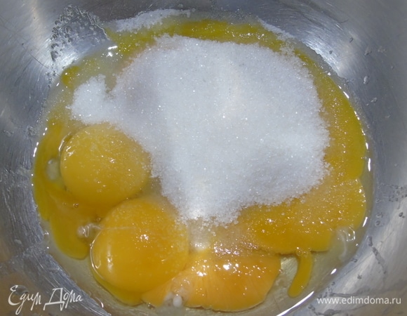 Печем бисквит: яйца делим на желтки и белки. Желтки взбиваем с 60 г сахара.