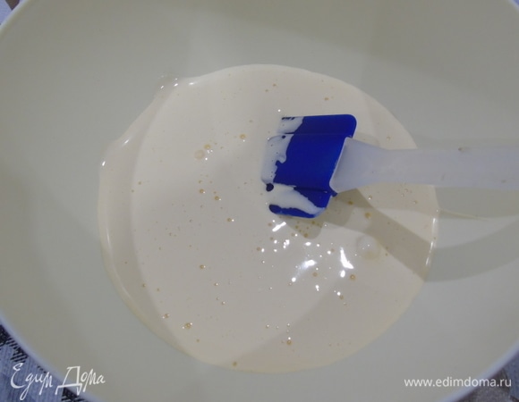 Взбитые желтки перекладываем в миску.