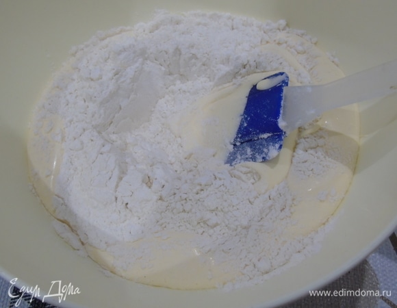 Добавляем просеянную муку, смешанную с разрыхлителем и содой, перемешиваем.