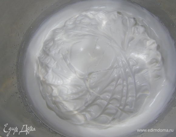 Белки взбиваем в крепкую пену, постепенно подсыпая оставшиеся 120 г сахара.