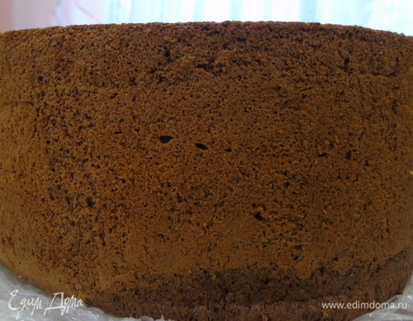 Переворачиваем бисквит на решетку и даем полностью остыть. Заворачиваем в пленку и отправляем в холодильник до следующего дня. Как я писала выше, я поделила приготовление торта на два дня. Если вы все в один день, то просто дайте хорошо остыть. У меня бисквит вышел 12 см, но я выпекала в форме 20 см.