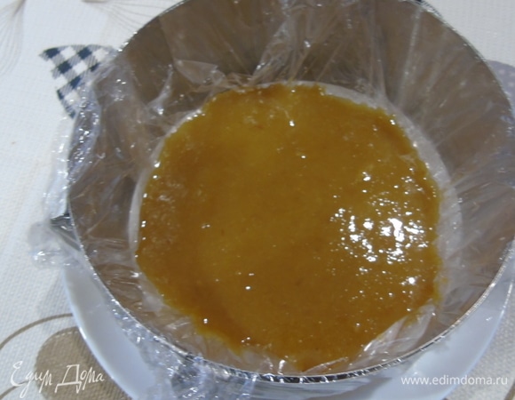 Форму чуть меньше чем выпекался бисквит, выстилаем пленкой и выливаем пюре. Отправляем в холодильник до застывания.