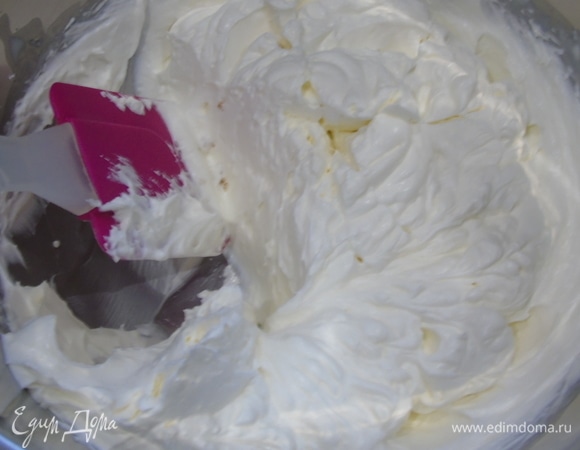 Для крема: желатин замочить в холодной кипяченной воде на 10 минут, затем подогревая или в микроволновке, или на водяной бане пока желатин не распустится. Хорошо остудить. Сливки смешать с творожным сыром и сахарной пудрой и хорошо взбить. Я поделила крем на две половины, и в ту что промазывала коржи не положила желатин, и зря, поэтому кладите сразу в весь крем, постепенно вливая маленькой струйкой, продолжая взбивать.