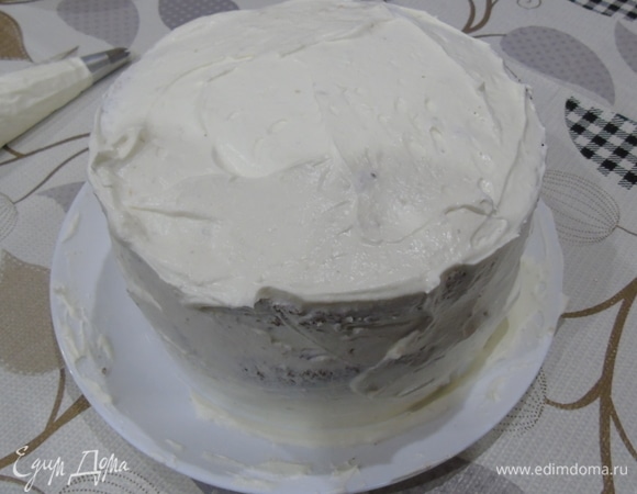 Снимаем кольцо и обмазываем весь торт кремом.