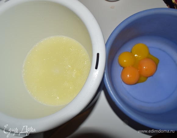 Для приготовления бисквита разделяем яйца на белки и желтки.