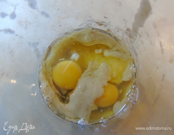 Добавить мед, яйца, растительное масло, щепотку соли и быстро пробить блендером или даже просто перемешать вилкой.