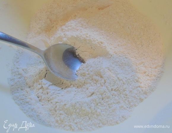 Два вида муки смешать, добавить ванилин и разрыхлитель.