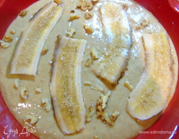 Всыпать в смесь и перемешать. Выложить в смазанную маслом форму, сверху выкладываем порезанные бананы. Сверху присыпаем или овсяными хлопьями, или же коричневым сахаром, очень хорошо подойдут миндальные лепестки. Это уже на ваш вкус.