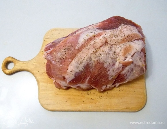 Кусок мяса, корейка или шейная часть, вымыть и обсушить. Посолить, поперчить и оставить для маринования на 2–3 часа.