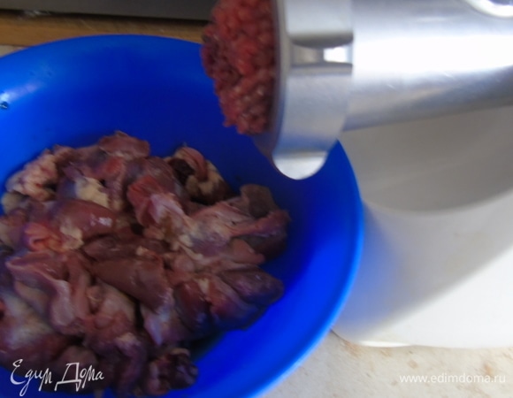 Сначала готовим начинку: потроха пропускаем через мясорубку.